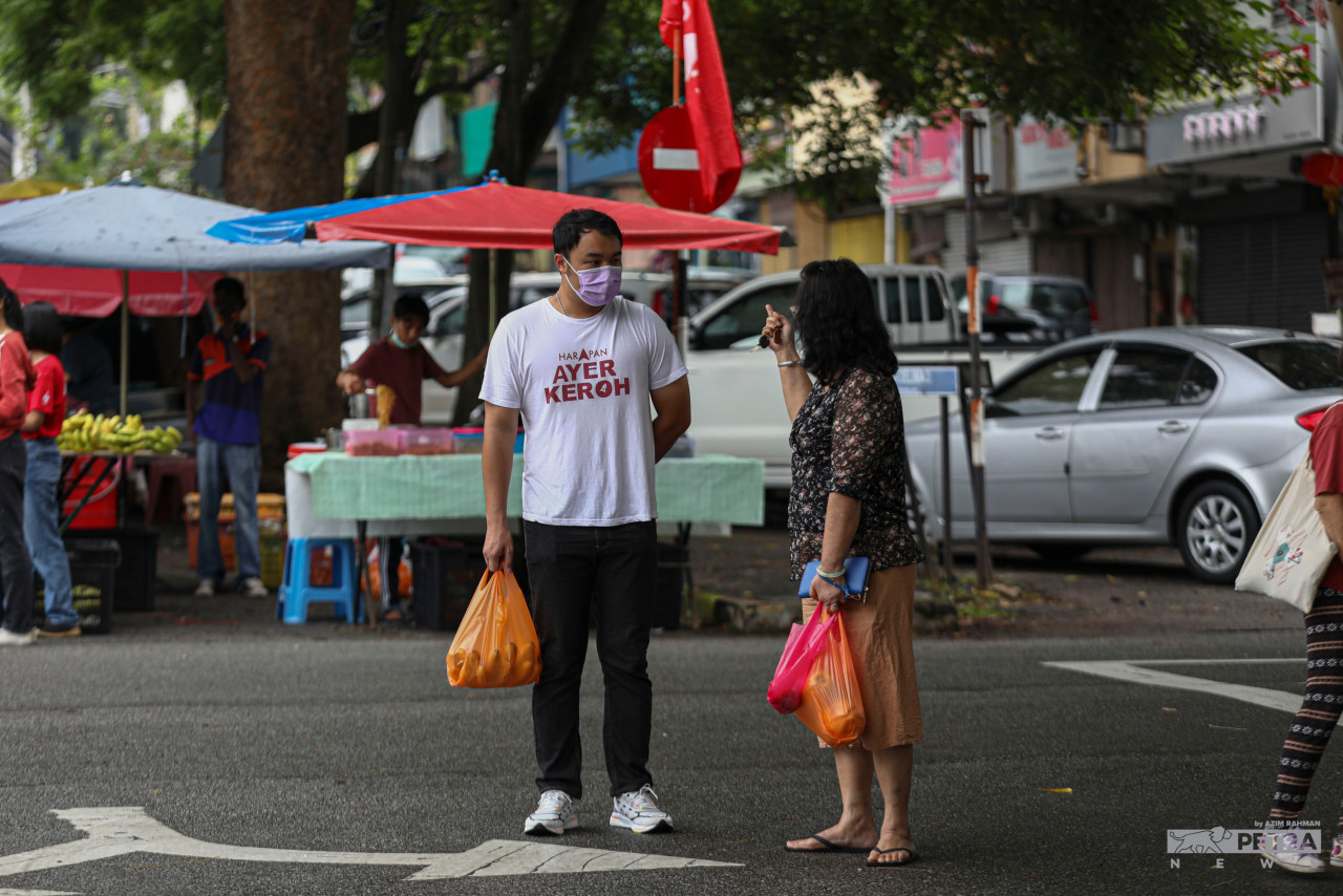 Calon Pakatan Harapan DUN Ayer Keroh, Kerk Chee Yee berbual dengan salah seorang pengundi di Pasar Bukit Beruang, Ayer Keroh. 