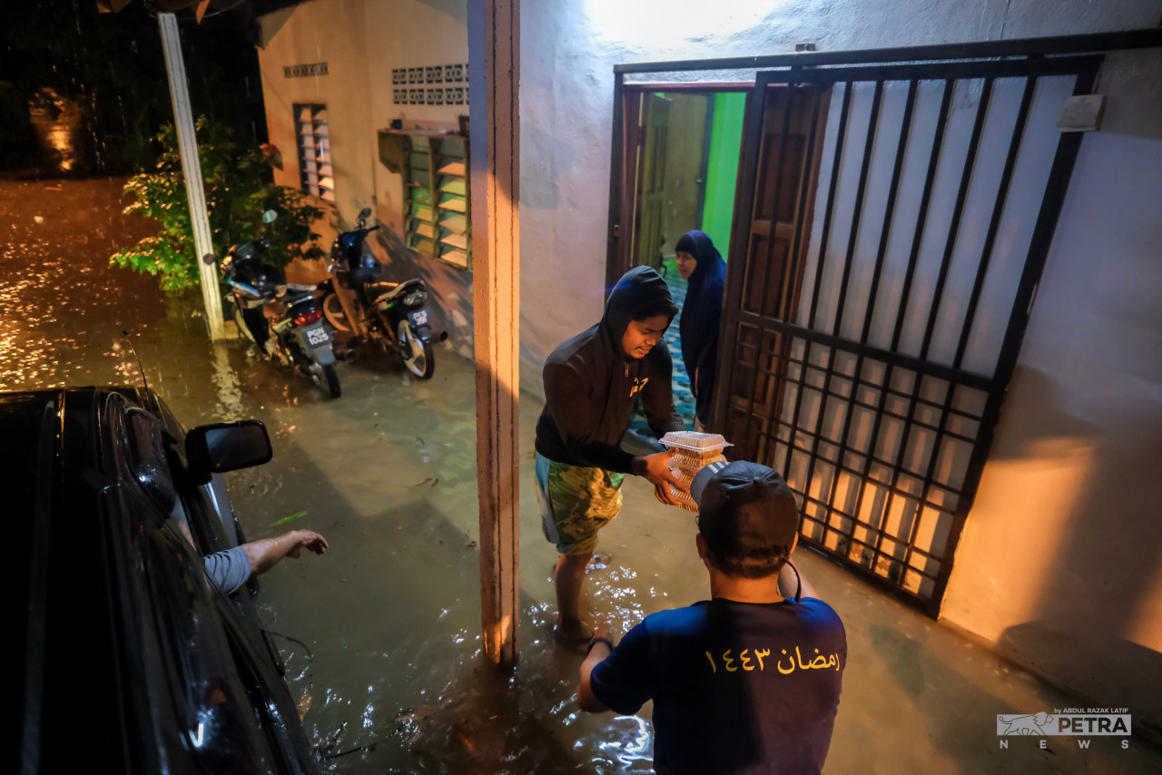 Majlis Pengurusan Komuniti Kampung (MPKK) Kampung Baru Alma menghulurkan sumbangan makanan kepada mangsa banjir di sekitar Kampung Baru Alma dan Taman Permai Jaya di Bukit Mertajam.