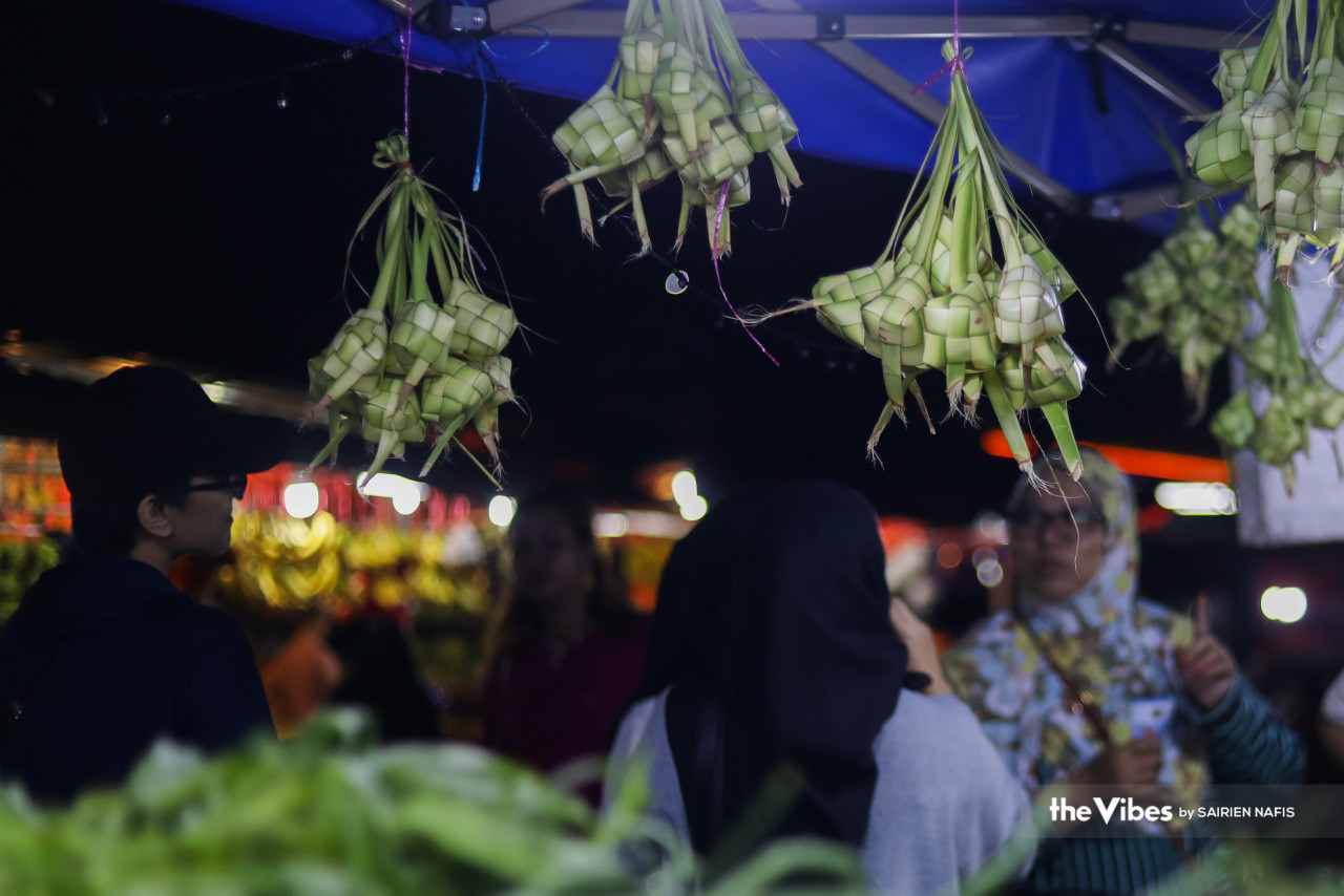 Sarung ketupat nasi dijual di Pasar Chow Kit.
