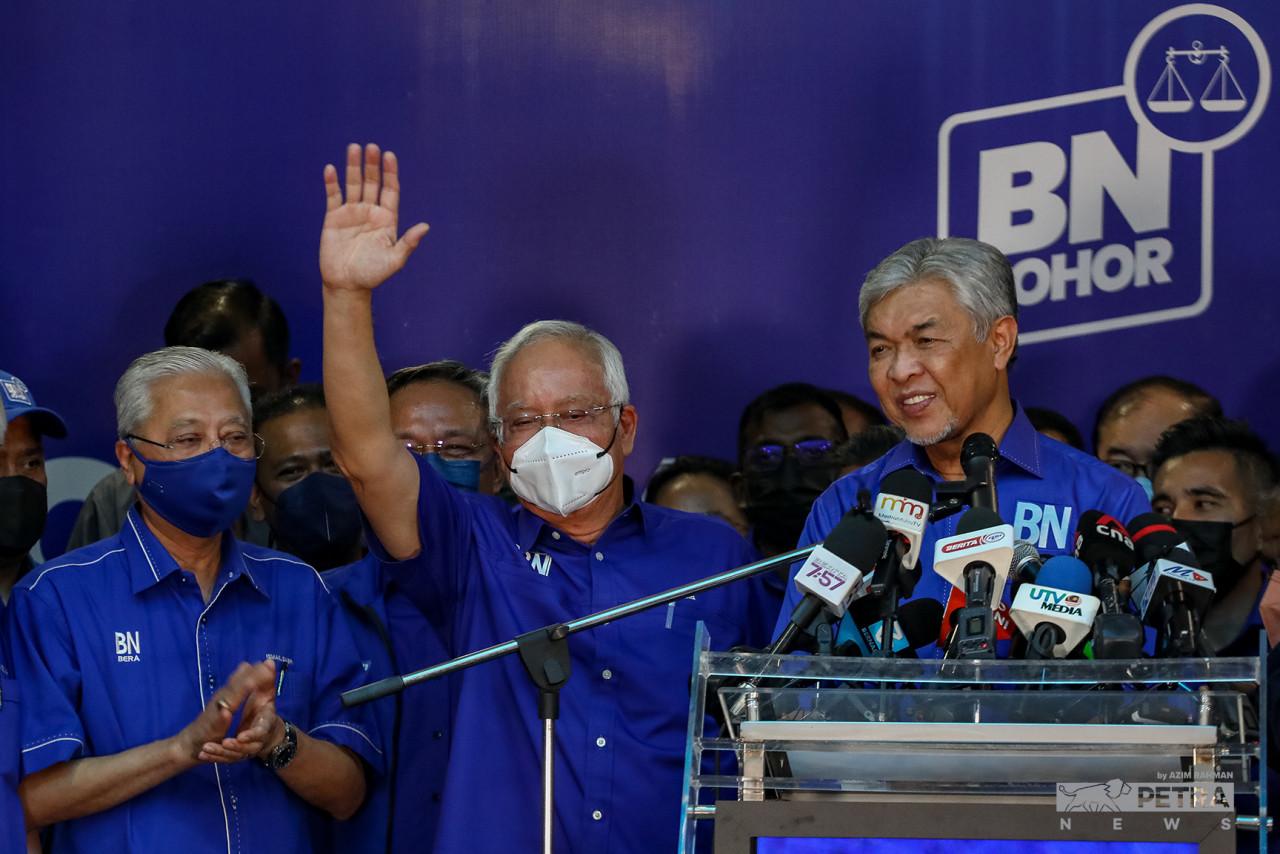 Ahmad Zahid merakamkan penghargaan kepada Najib (tengah) yang turun berkempen pada PRN Johor ini. - Gambar Azim Abd Rahman