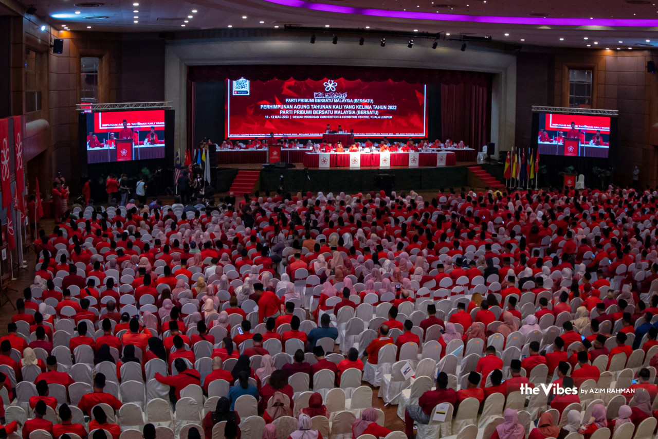 Muhyiddin mendakwa UMNO sanggup menggadaikan perjuangan parti sendiri semata-mata untuk melindungi individu tertentu.