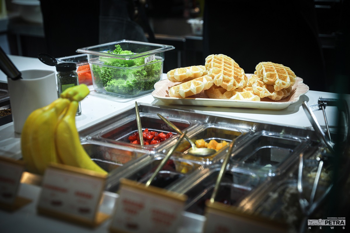 Madam Croffle yang menawarkan pelbagai jenis menu kacukan croissant-waffle. gambar Nooreeza Hashim