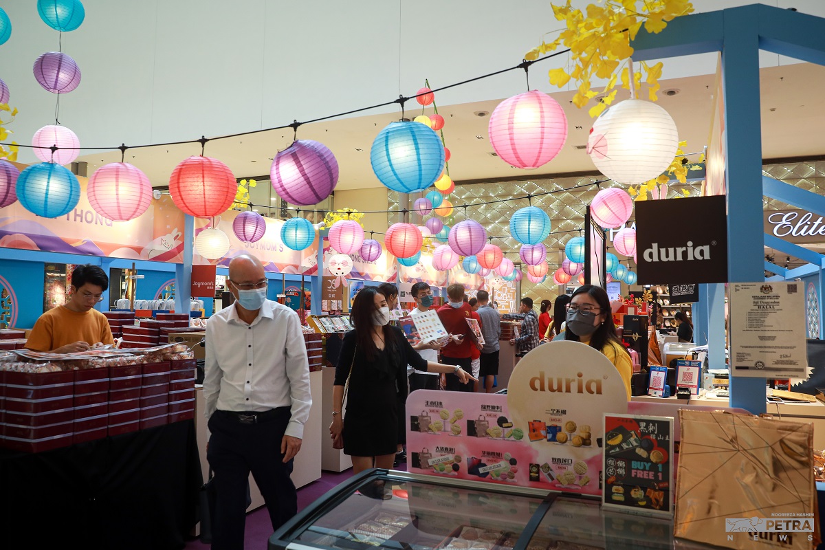 Pelbagai jenis kuih bulan ditawarkan sepanjang Pavilion Feast Mooncake. Gambar Nooreeza Hashim