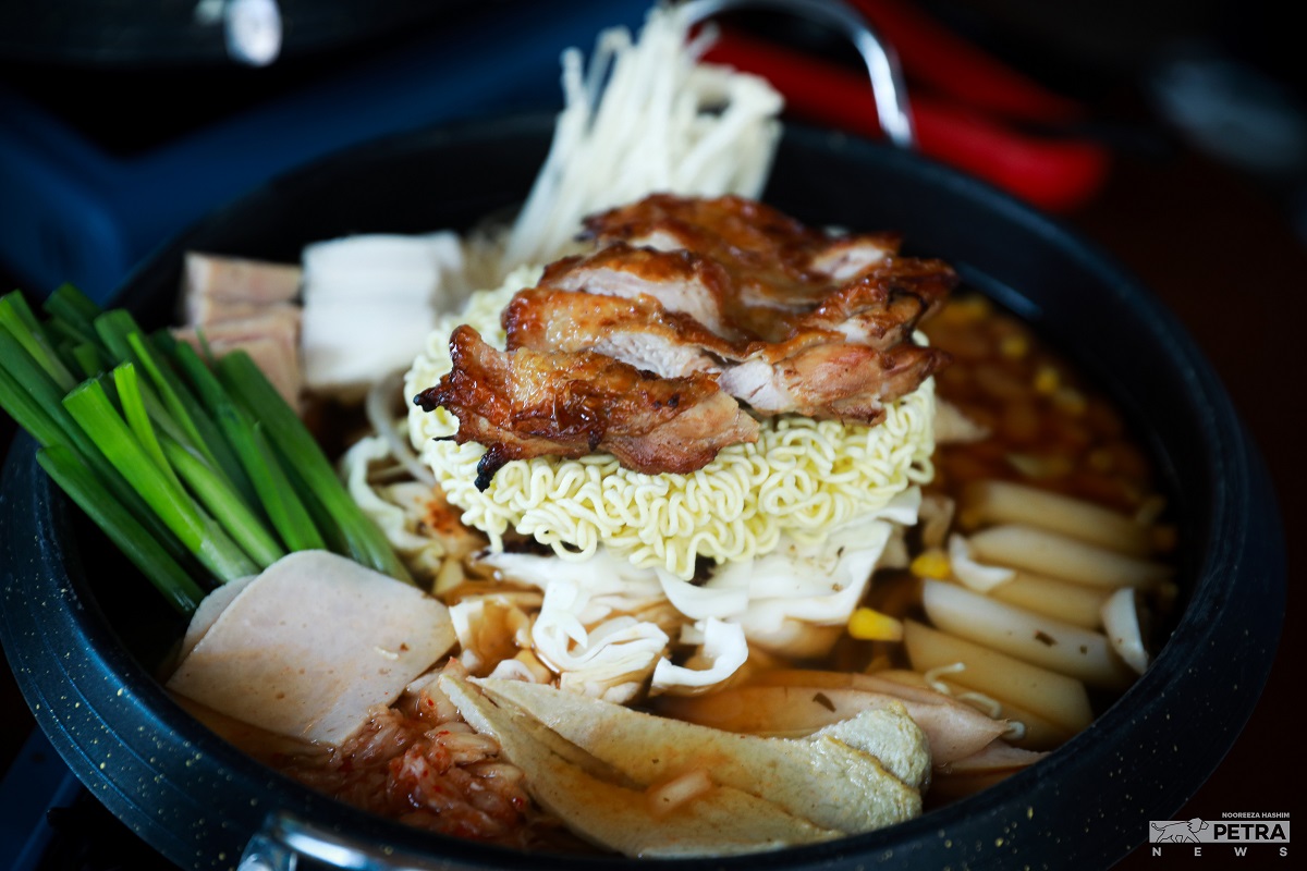 Menu yang ditawarkan kepada pelanggan Oppadak. Gambar Nooreeza Hashim
