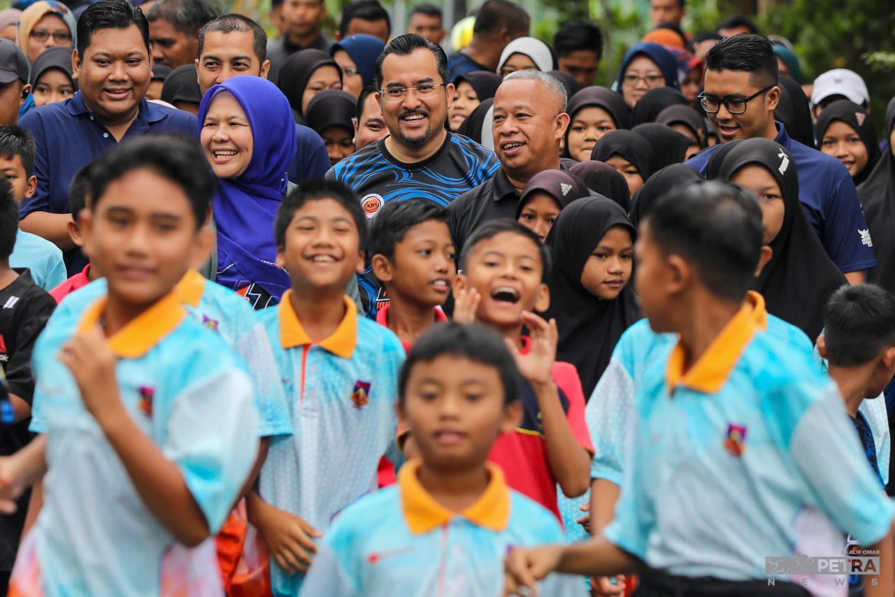 Asyraf Wajdi ketika melakukan walkabout di Pekan Gerik, semalam. - Gambar oleh Alif Omar