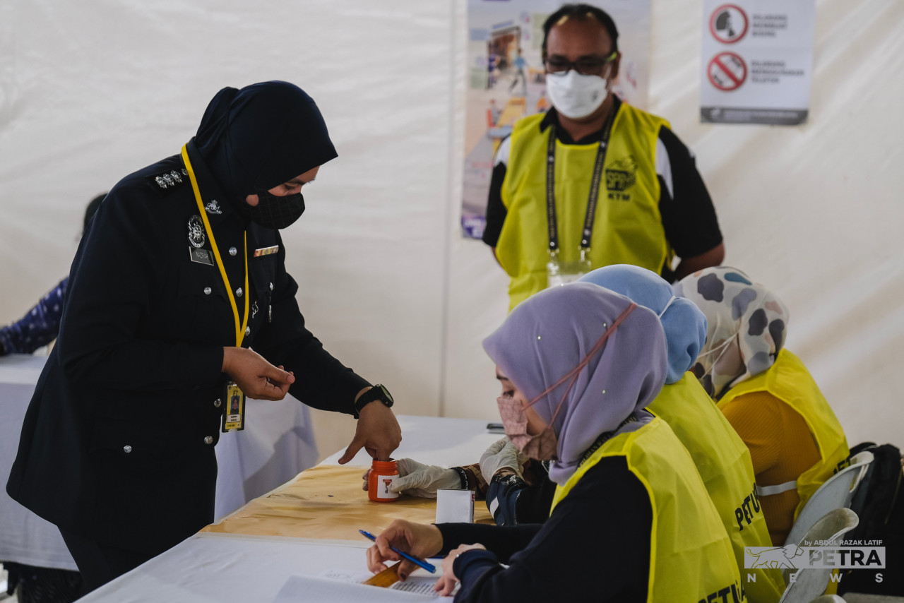 Ketua Polis Negara Tan Sri Acryl Sani Abdullah Sani memaklumkan proses mengundi awal berada dalam keadaan teratur. 