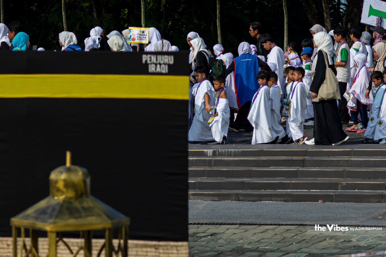 Replika Kaabah turut disediakan bagi membolehkan kanak-kanak terbabit merasai pengalaman menunaikan haji.