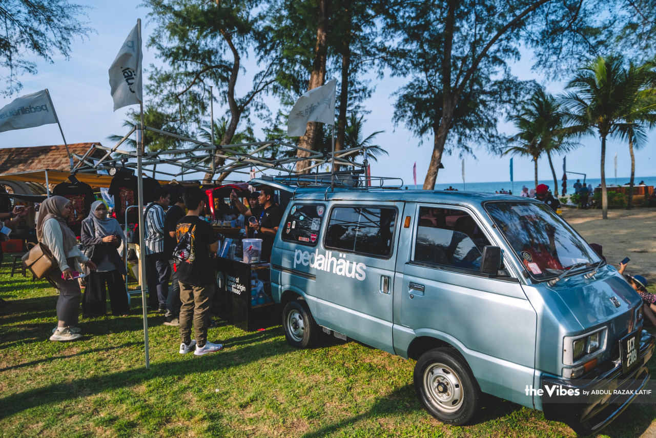 Gerai jualan Pedalhaus sentiasa menjadi tumpuan pengunjung pada Festival Kopi Kemaman di Resort World Kijal, Kemaman, Terengganu