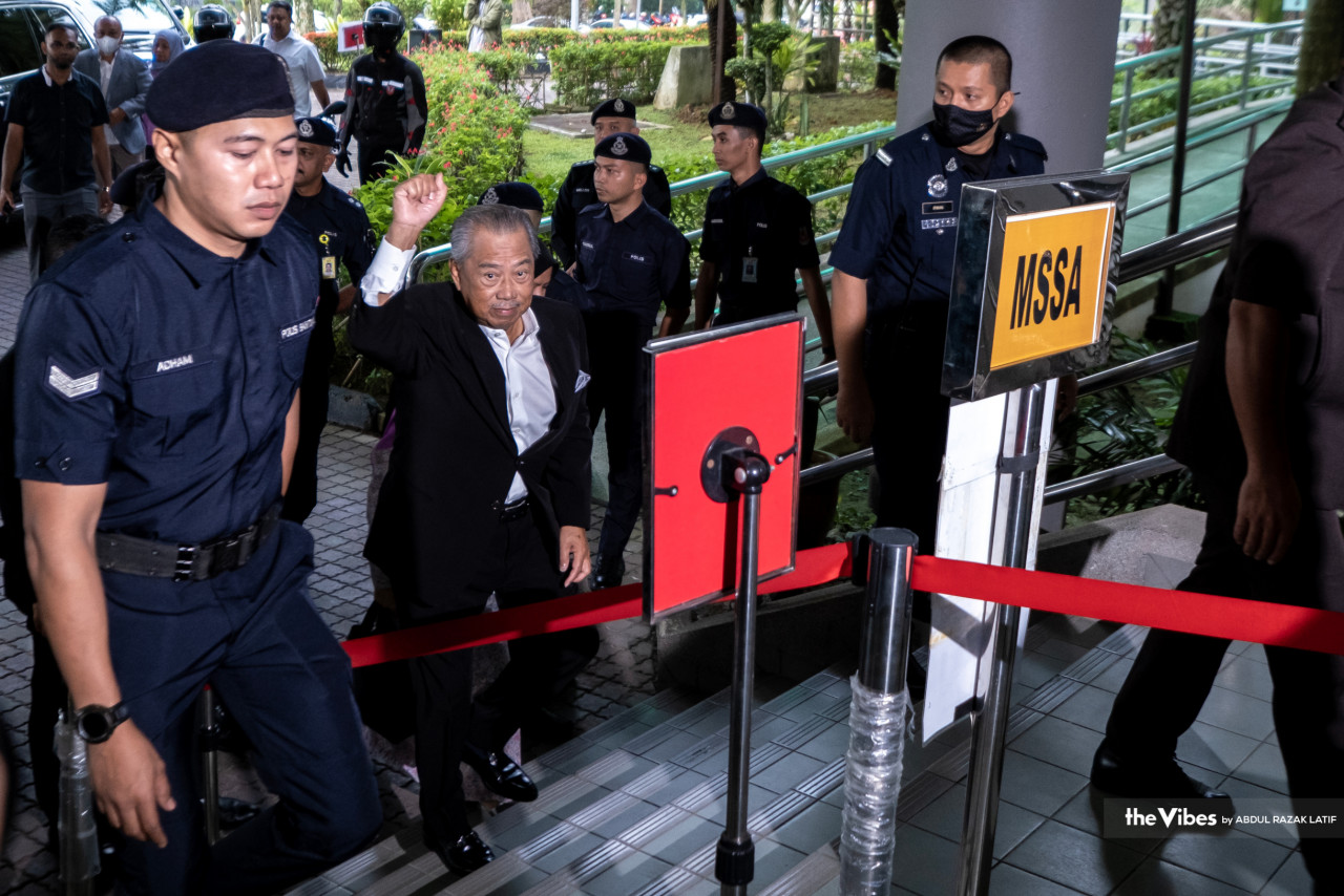 Muhyiddin sempat melambai tangan kepada penyokongnya ketika tiba di Kompleks Mahkamah Shah Alam. - Gambar oleh Abdul Razak Latif
