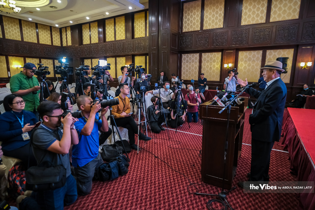 Lee Kim Yew pada sidang media di sini hari ini.