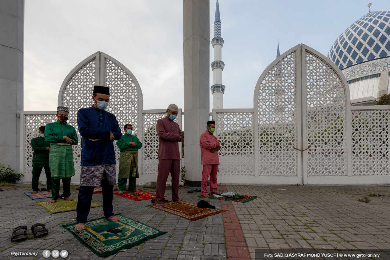 Situasi solat sunat Aidilfitri di Masjid Sultan Salahudin Abdul Aziz Shah, Shah Alam semalam. Gambar: Saqid Asyraf