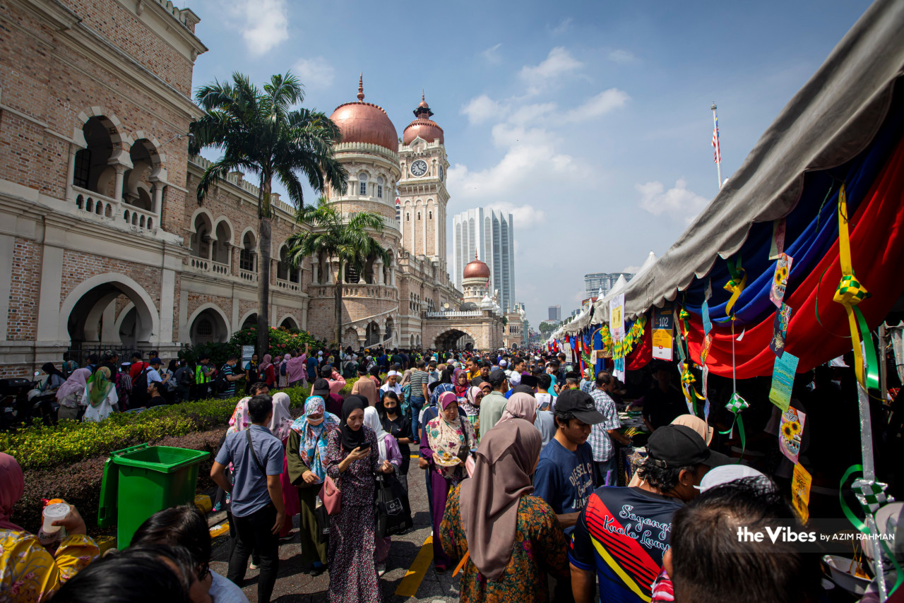 Orang ramai memenuhi Dataran Merdeka untuk menghadiri program Aidilfitri Malaysia MADANI di sini hari ini.