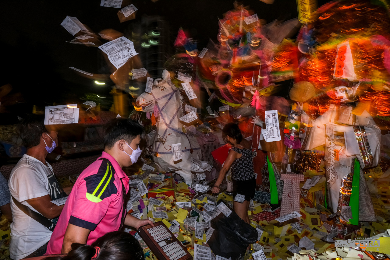 Wang neraka dibakar yang dipercayai boleh digunakan oleh nenek moyang masyarakat Tionghua yang sudah meninggal dunia - Gambar oleh Abdul Razak Latif