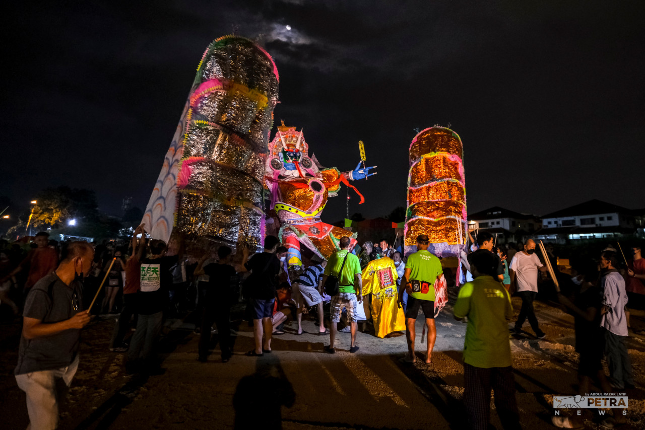 Bulan mengambang ketika perayaan penutup festival Hantu Lapar di Sungai Long baru-baru ini. - Gambar oleh Abdul Razak Latif
