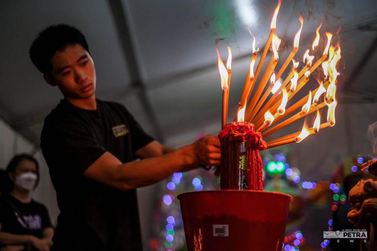  Colok-colok dibakar bagi meraikan kehadiran festival Hantu Lapar. - Gambar oleh Abdul Razak Latif