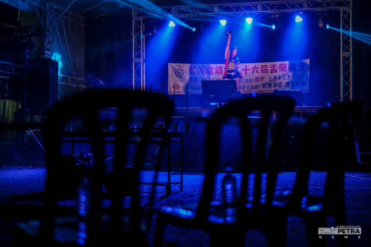 Walaupun agak kelakar namun persembahan tanpa penonton dipercayai untuk dipersembahkan kepada si mati yang keluar semasa festival Hantu Lapar. - Gambar Abdul Razak Latif