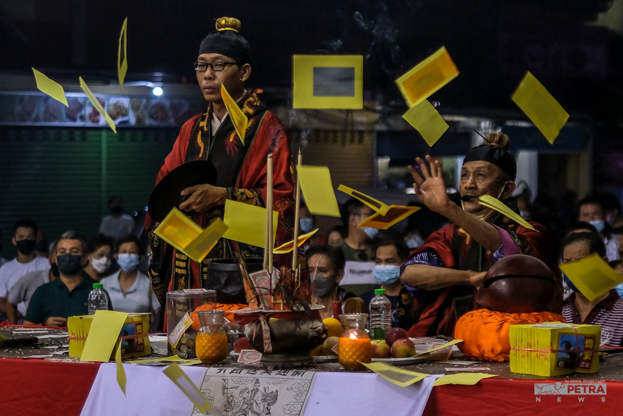 Para sami turut melakukan upacara sembahyang bagi ‘mengembalikan’ hantu-hantu dengan aman. - Gambar oleh Abdul Razak Latif