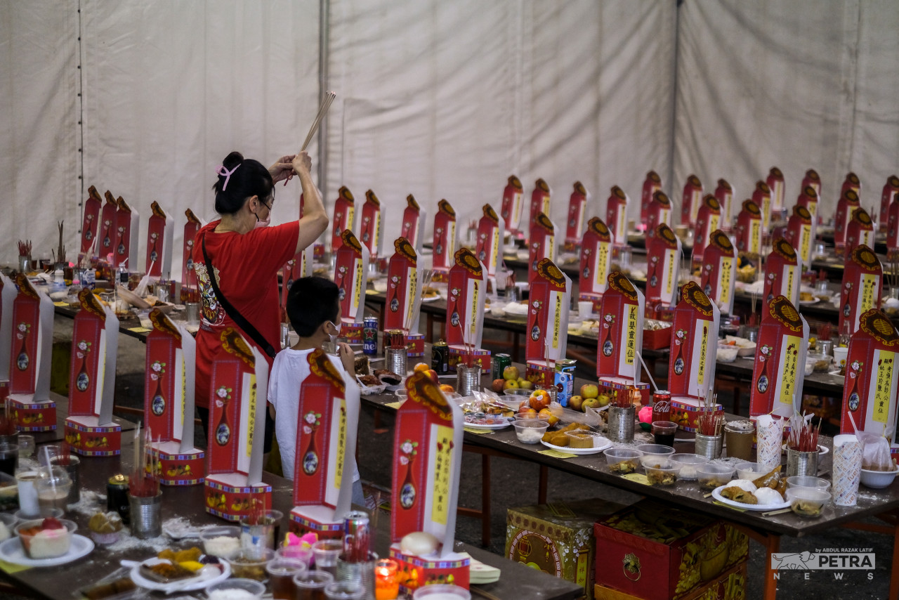 Sembahan makanan, arak dan buah-buahan untuk si mati akan dilakukan pada festival Hantu Lapar. - Gambar oleh Abdul Razak Latif