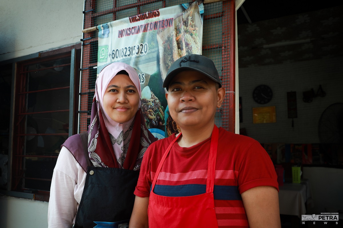 Pasangan adik-beradik Rabbitah Anuar dan Maisharah Anuar yang mengusahakan The Siblings & Mok Char Kuey Teow di Keramat Kuala Lumpur.