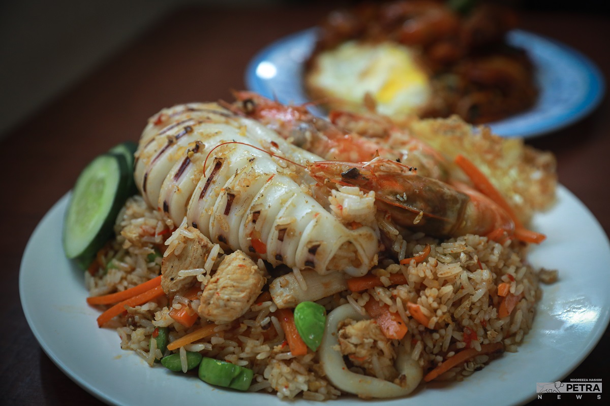 Hirisan pada sotong memudahkan pelanggan menikmati hidangan.