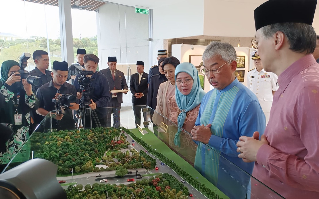 Yang di-Pertuan Agong Al-Sultan Abdullah Ri'ayatuddin Al-Mustafa Billah Shah dan Raja Permaisuri Agong Tunku Azizah Aminah Maimunah Iskandariah melihat replika Laman Tuanku. - gambar BERNAMA