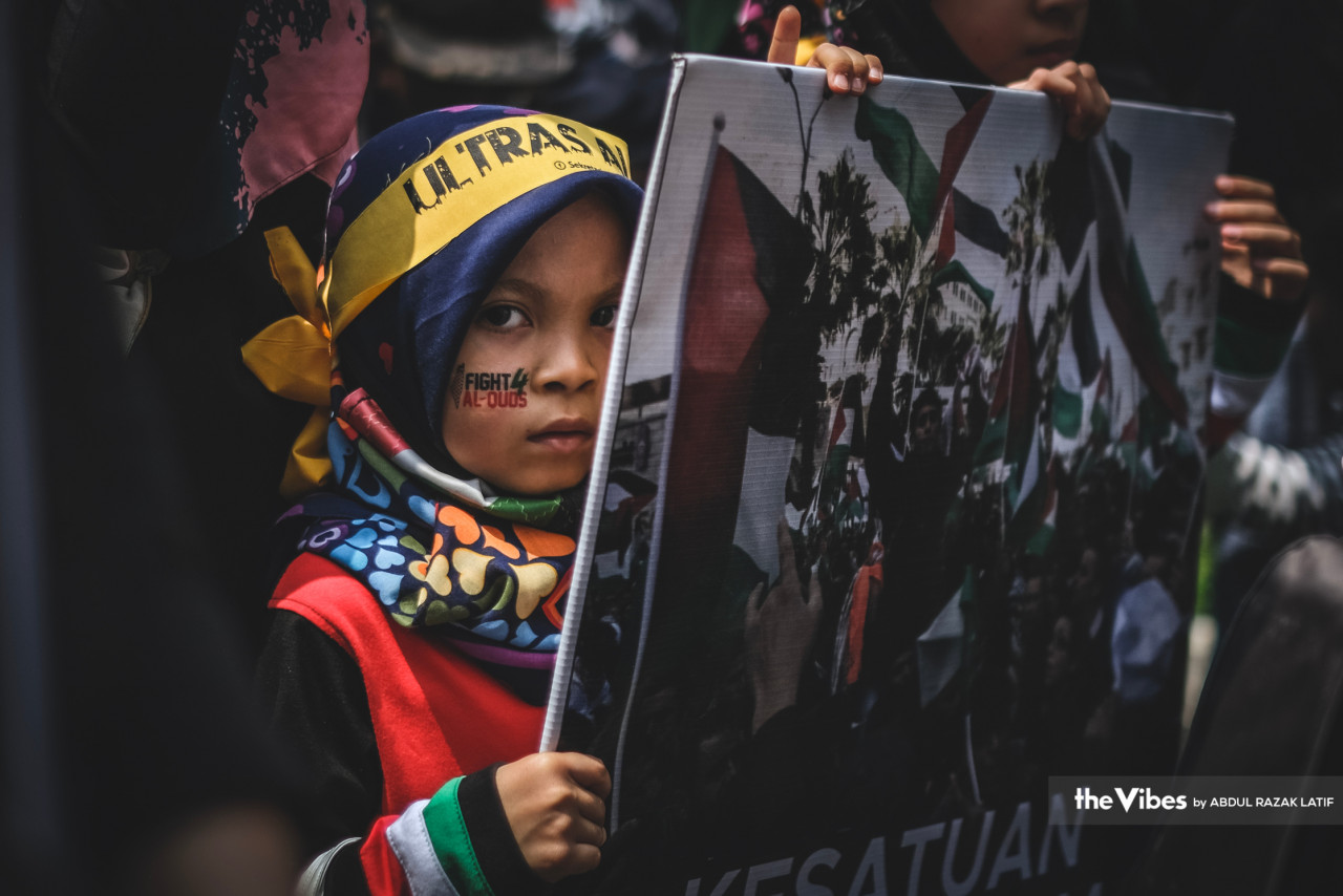 Gadis cilik ini dilihat ingin turut sama melontarkan semangat soladiritinya dengan menyertai Perarakan Himpunan Solidariti Al-Quds Sedunia