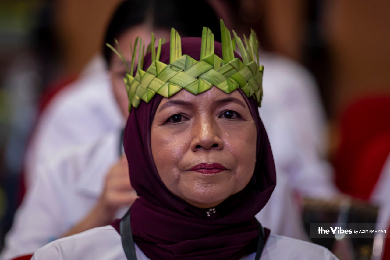 Salah seorang delegasi tekun mendengar ucapan pada Konvensyen Wanita Perpaduan di WTCKL.