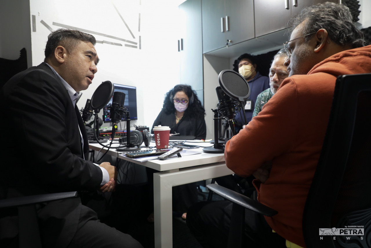 Semasa mula-mula menjadi ADUN, Anthony Loke tidak boleh berbahasa Mandarin dengan betul. Jadi, apabila dijemput ke majlis masyarakat Cina, Loke tidak dapat menyampaikan ucapan dalam bahasa Mandarin - Gambar oleh Sairien Nafis