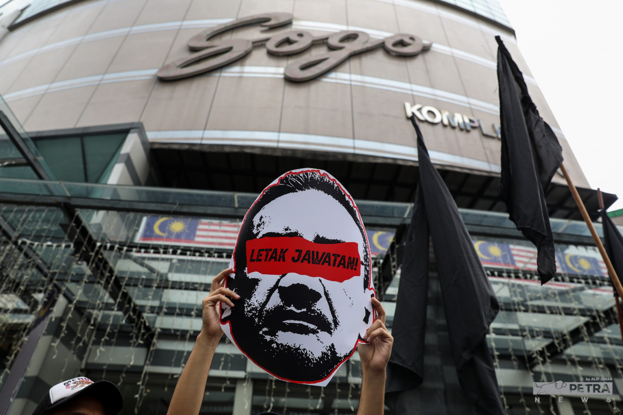 Antara sepanduk yang dipegang sepanjang perhimpunan #ManaKapalLCS hari ini - Gambar oleh Alif Omar