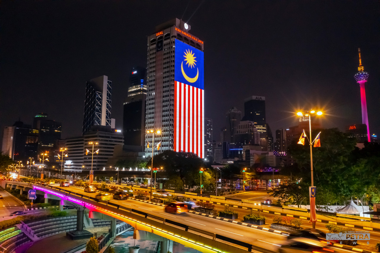 Hanya rasa cinta kepada negara membolehkan rakyat pelbagai kaum di negara ini untuk terus bekerjasama dan bersatu padu mempertahankan kedamaian, keamanan dan kemerdekaan Malaysia - Gambar oleh Abdul Razak Latif