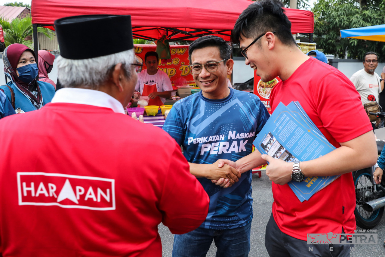 Calon PN, Iskandar Abdul Rahman (tengah) turut dilihat berkempen di pasar malam Desa Aman selain Lee dan Aziz. - Gambar Alif Omar