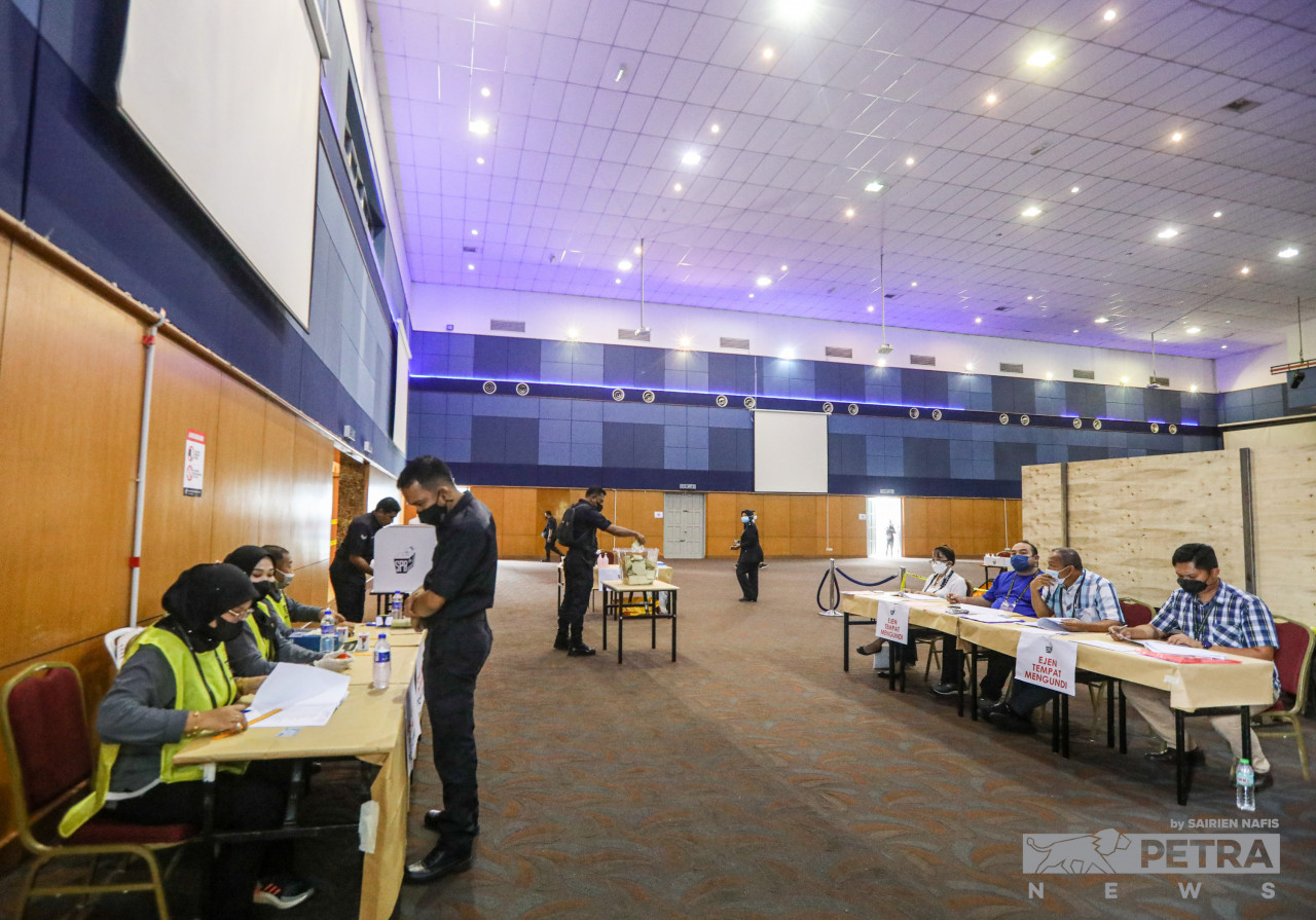 Berdasarkan warta Kerajaan Persekutuan bertarikh 31 Oktober 2022 yang dimuat naik di laman sesawang SPR, pusat mengundi awal akan ditutup secara berperingkat antara 12 tengah hari hingga 5 petang.
