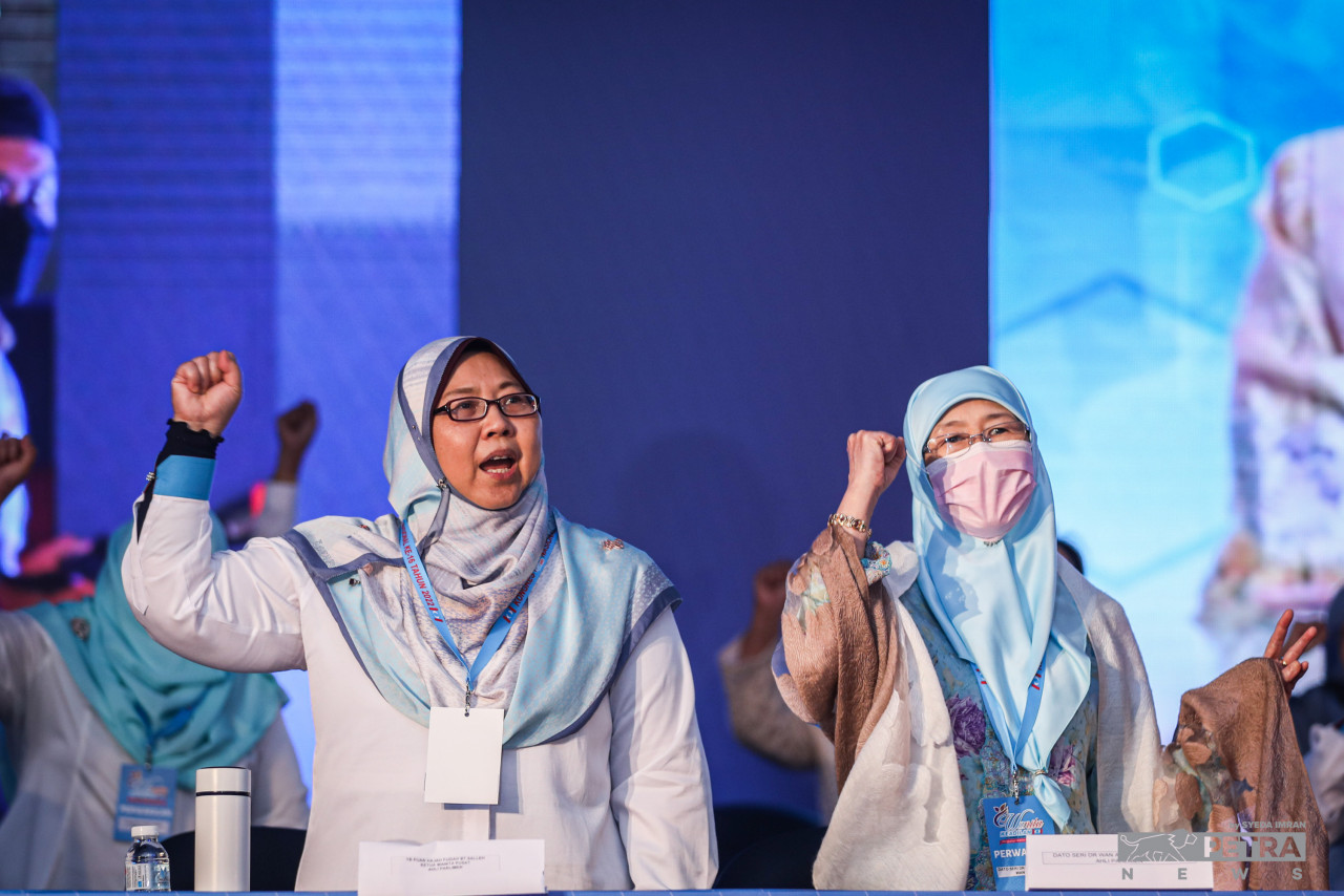 Dr Wan Azizah bersama Ketua Wanita Keadilan, Fuziah Salleh