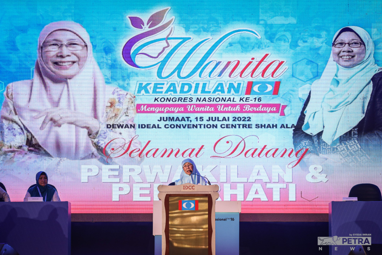 Dr Wan Azizah ketika menyampaikan ucaptama pada Kongres Nasional Wanita Keadilan Ke-16 bertemakan ‘Mengupaya Wanita Untuk Berdaya - Gambar Syeda Imran