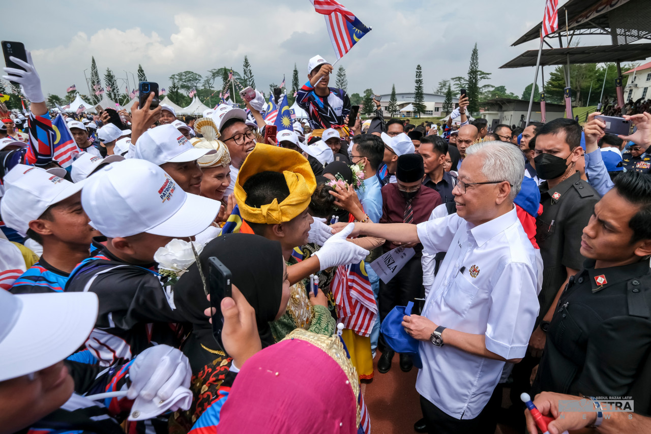 Ismail Sabri bersalaman dengan penuntut IPT yang hadir pada Majlis Kemuncak Semarak Patriotik Institusi Pengajian Tinggi 2022 di Universiti Pertahanan Nasional Malaysia (UPNM). 