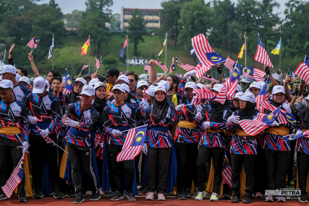 Mahasiswa yang hadir pada Majlis Kemuncak Semarak Patriotik Institusi Pengajian Tinggi 2022 di Universiti Pertahanan Nasional Malaysia (UPNM), hari ini.
