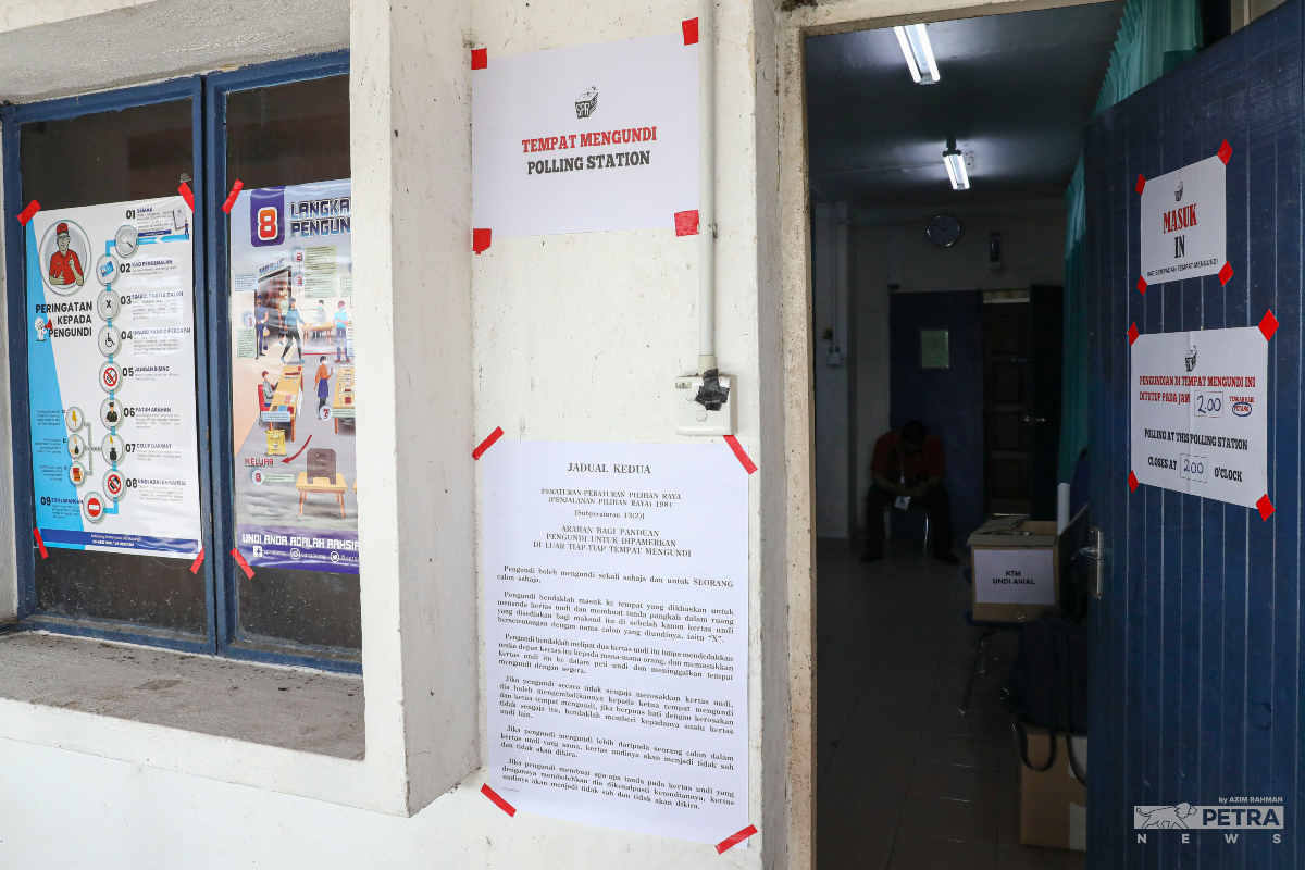 Pengiraan kertas undi akan dijalankan di tempat pengiraan undi yang ditetapkan SPR dan urusan pengiraan undi akan disaksikan oleh ejen-ejen calon masing-masing.