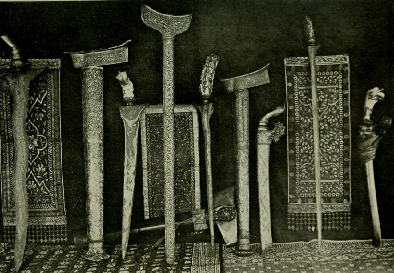 Tamingsari (tiga dari kiri) - Gambar Wikipedia