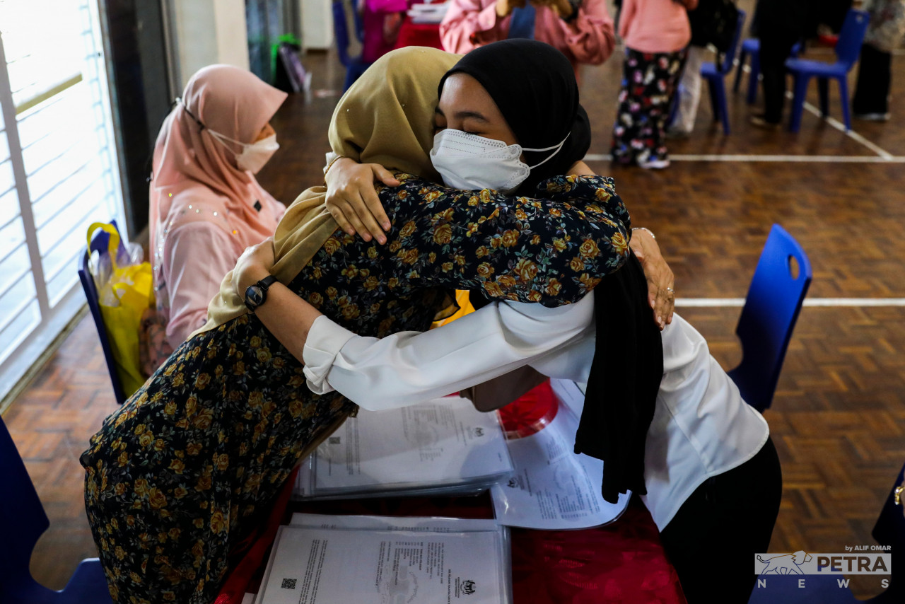 Tanpa guru, siapalah kita. Calon SPM 2021 ini memeluk erat gurunya selepas mengambil keputusan SPM 2021. - Gambar oleh Alif Omar