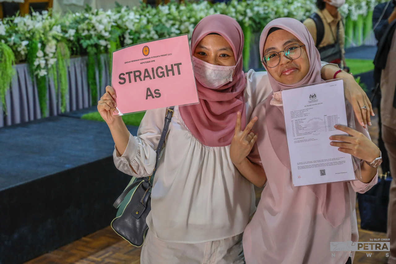Selepas bertungkus lumus, bersengkang mata menelaah buku, akhirnya kejayaan milik dua calon SPM 2021 ini. - Gambar oleh Alif Omar