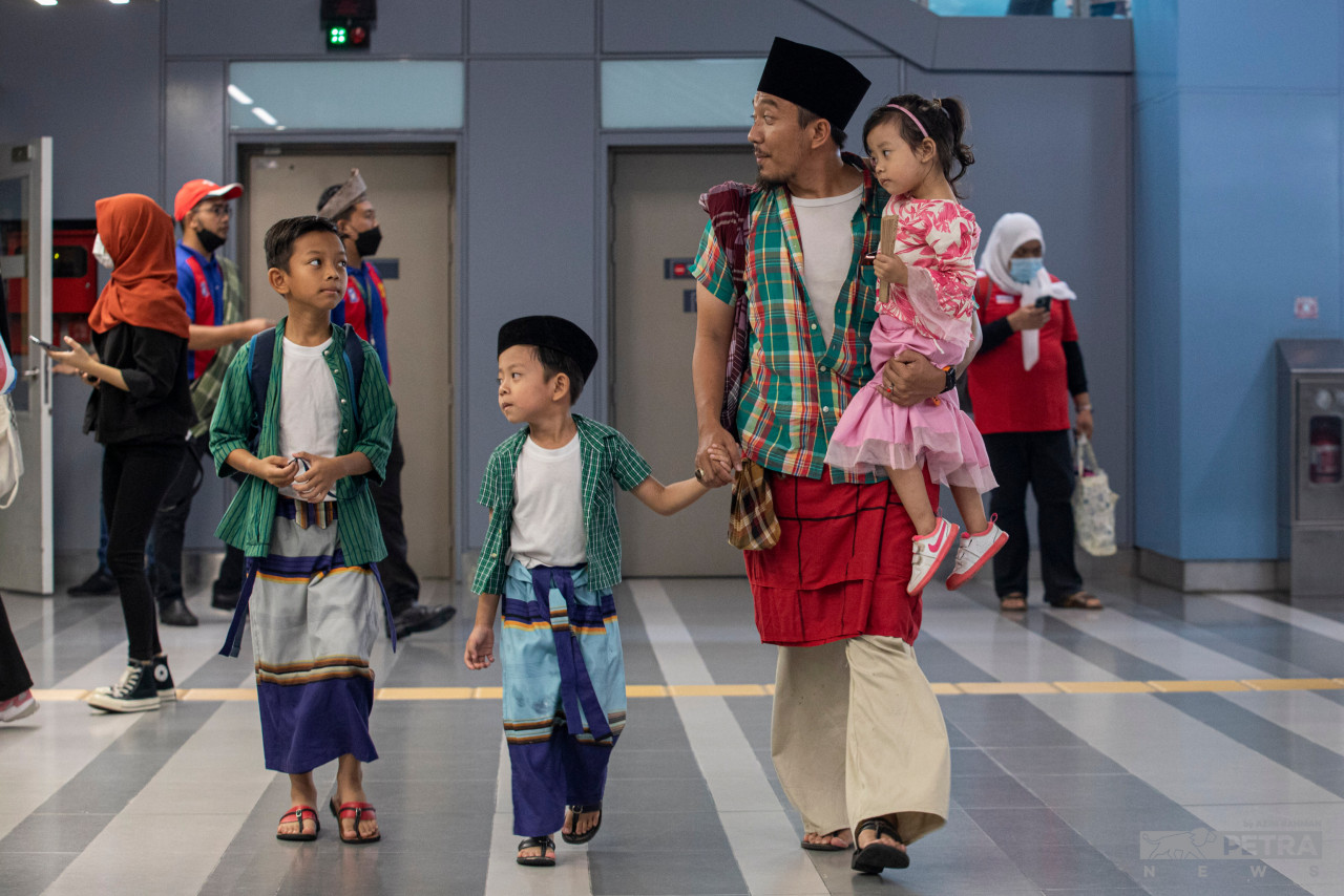 Program Keretapi Sarong, kendalian pertubuhan bukan kerajaan (NGO) LOCCO dimulakan sekitar 2012 lalu.