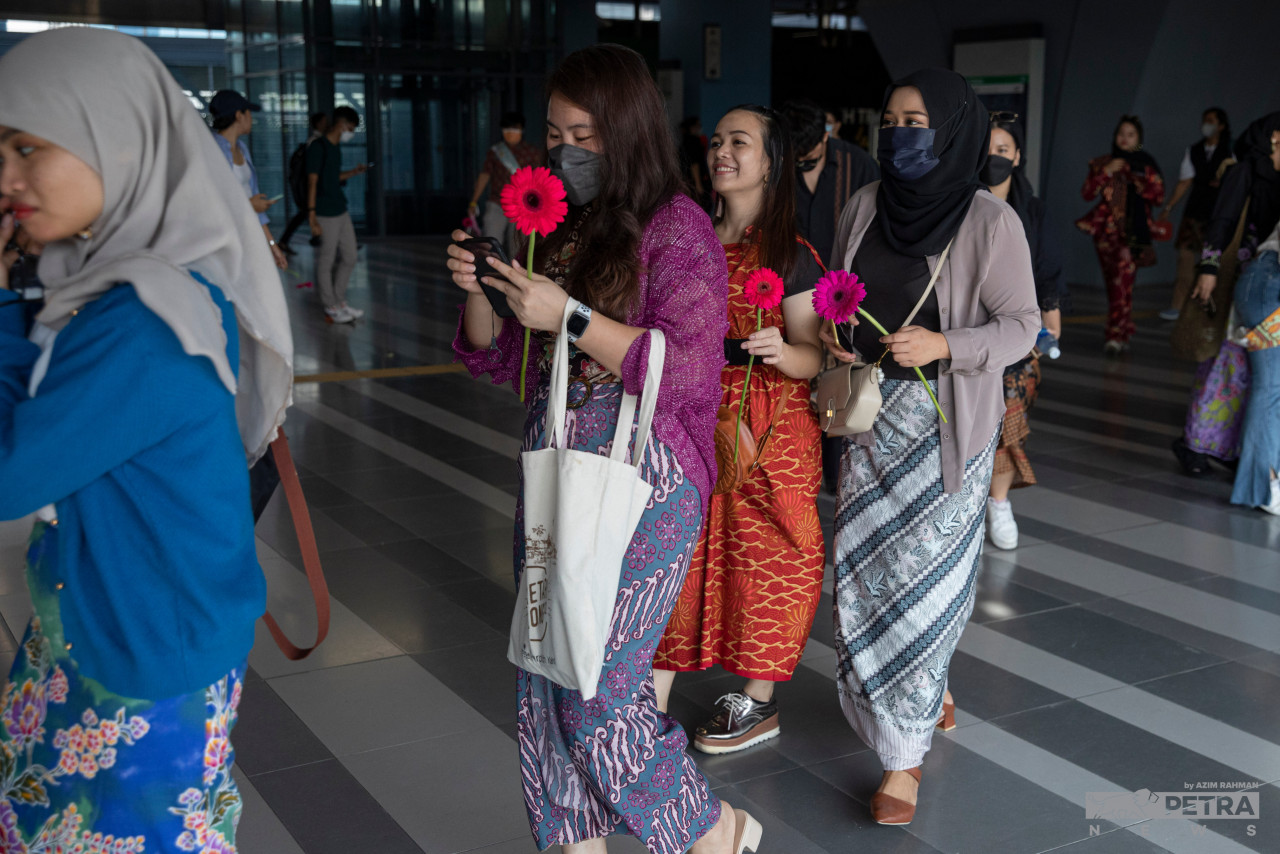 Program Keretapi Sarong diadakan bertujuan memperingati kelahiran Malaysia dengan meraikan busana, warisan, bandar raya dan negara dengan semangat patriotisme yang ditonjolkan.