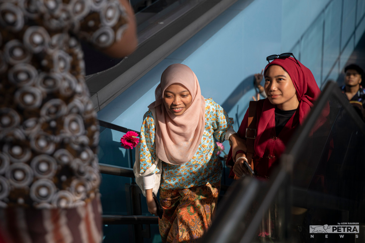 Persembahan akan bermula serentak di 7 stesen tren RapidKL dan Express Rail Link (ERL) dengan diketuai kumpulan sukarelawan menuju ke lokasi akhir yang dirahsiakan.