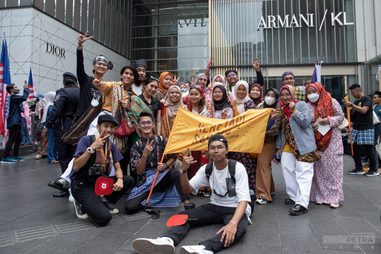Keretapi Sarong kembali pada tahun ini, dengan penuh meriah bersamaan sambutan Hari Malaysia.