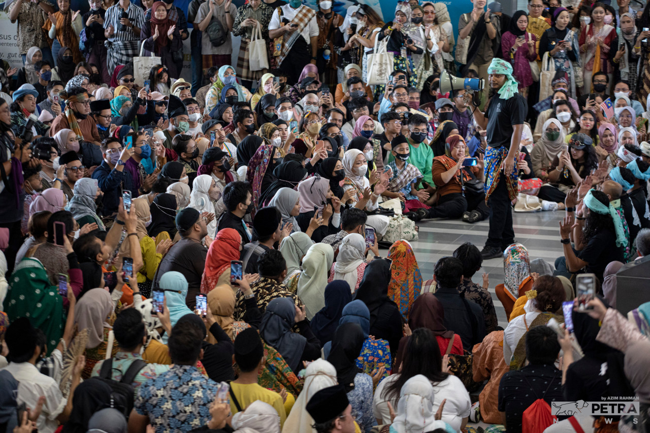 Lebih 5,000 peserta berbilang bangsa dan usia menyertai program Keretapi Sarong 2022.