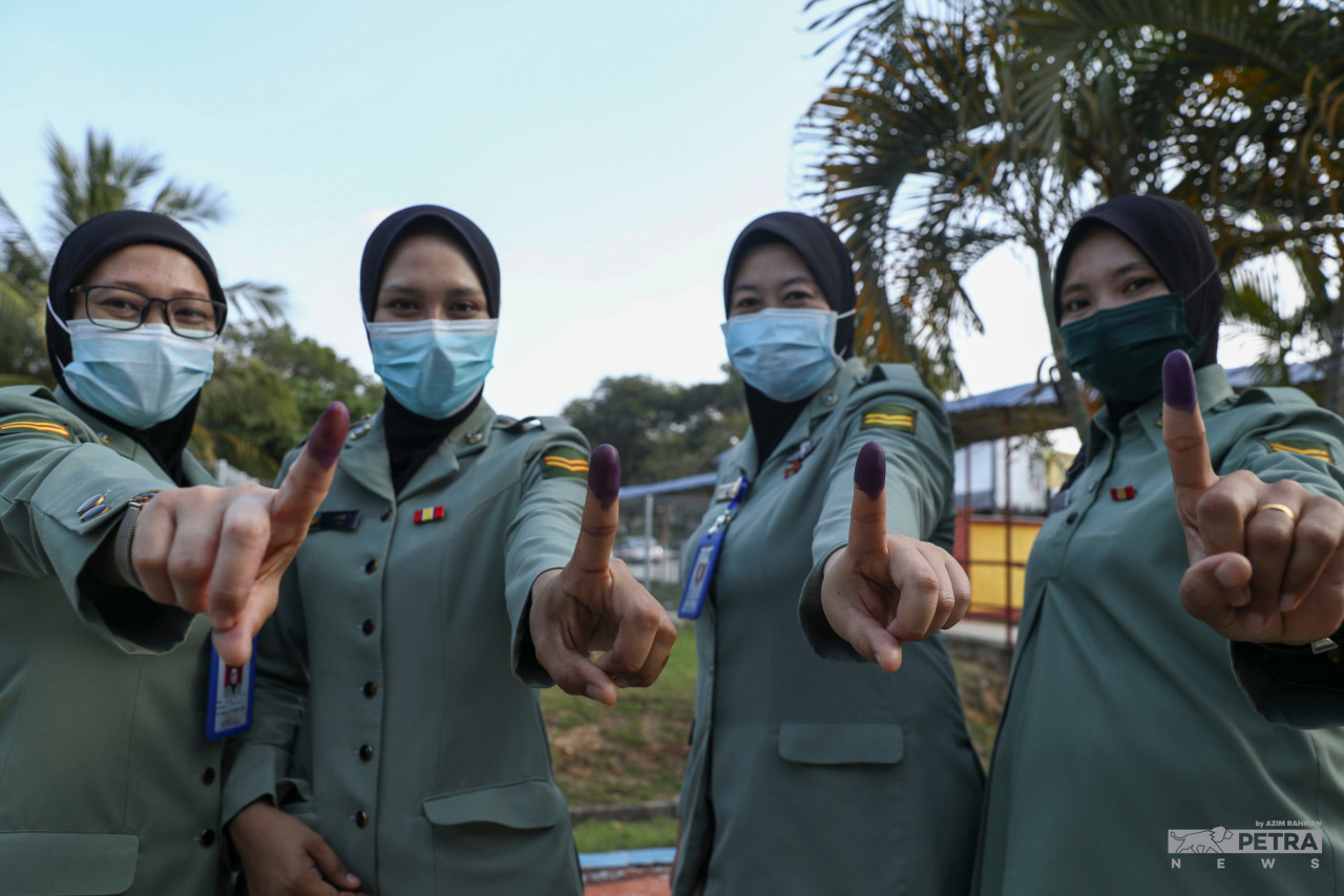 Beberapa anggota tentera selesai menunaikan tanggungjawab masing-masing pada PRN Melaka di Kem Terendak.
