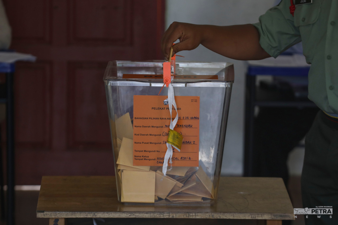 Proses pengundian awal dalam kalangan anggota tentera dilaksanakan secara berfasa dengan pengundi dilepaskan masuk ke pusat mengundi sedikit demi sedikit.