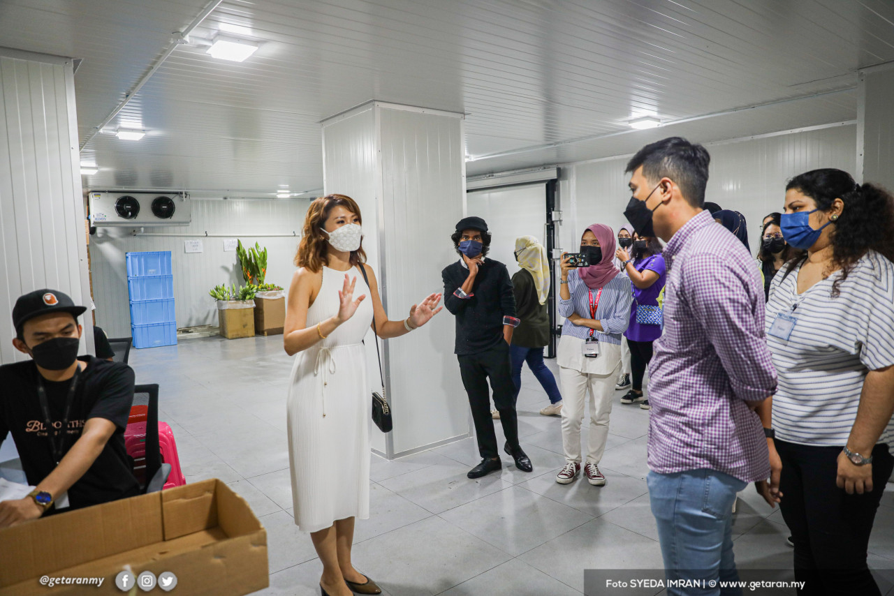 Penny berkongsi tip dengan pihak media. 