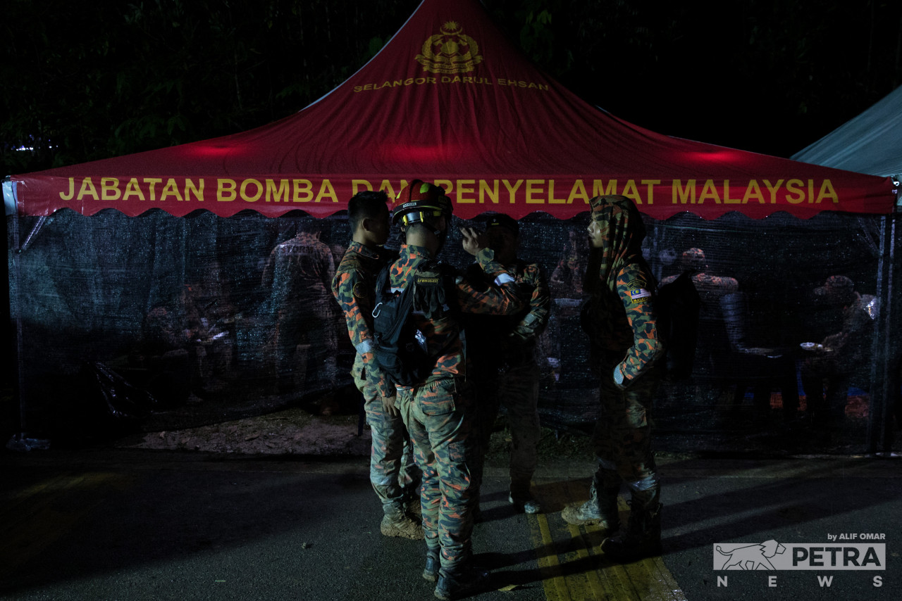 Setakat malam ini, 12 orang masih dilaporkan hilang manakala 21 disahkan terkorban daripada keseluruhan 94 mangsa dalam kejadian tanah runtuh itu.