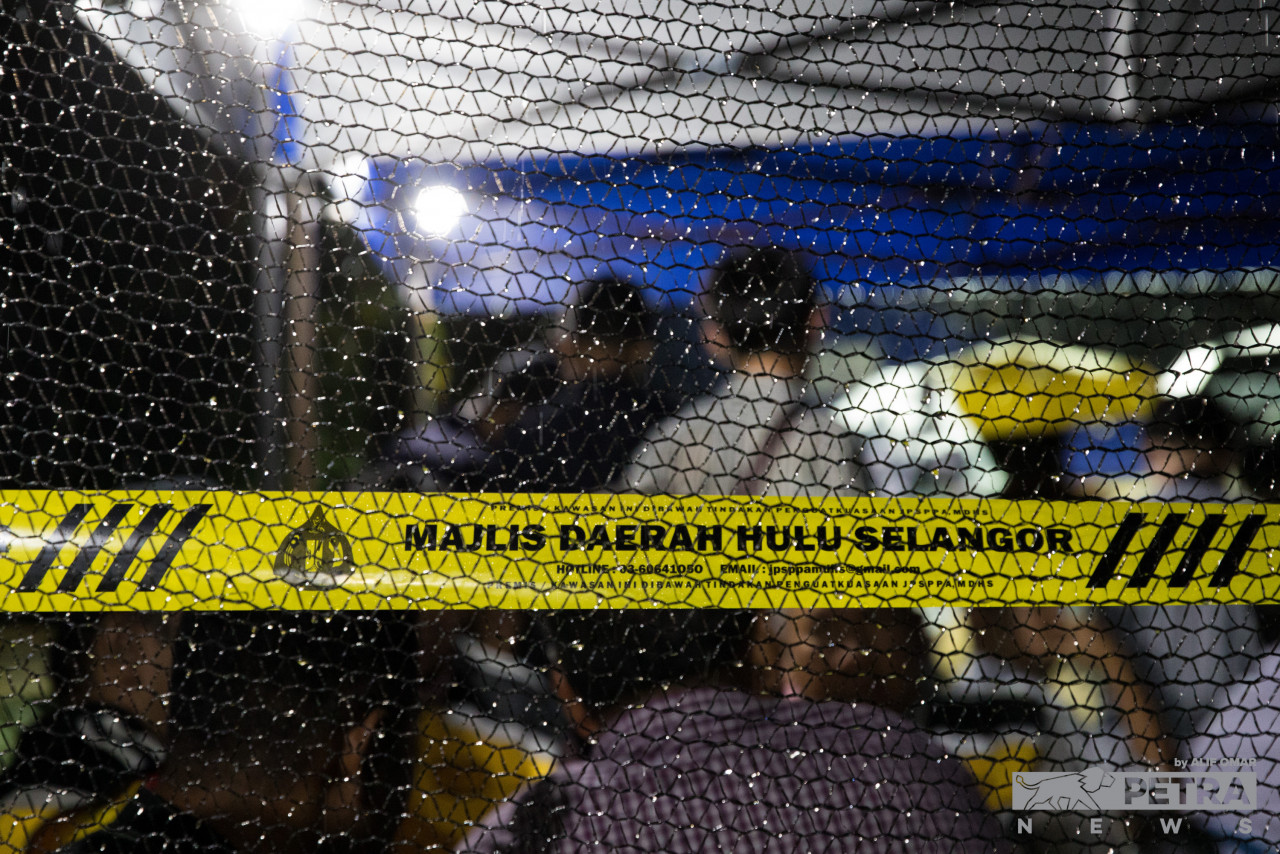 Hujan malam tadi mengakibatkan operasi mencari dan menyelamat ditangguhkan ke pagi ini.